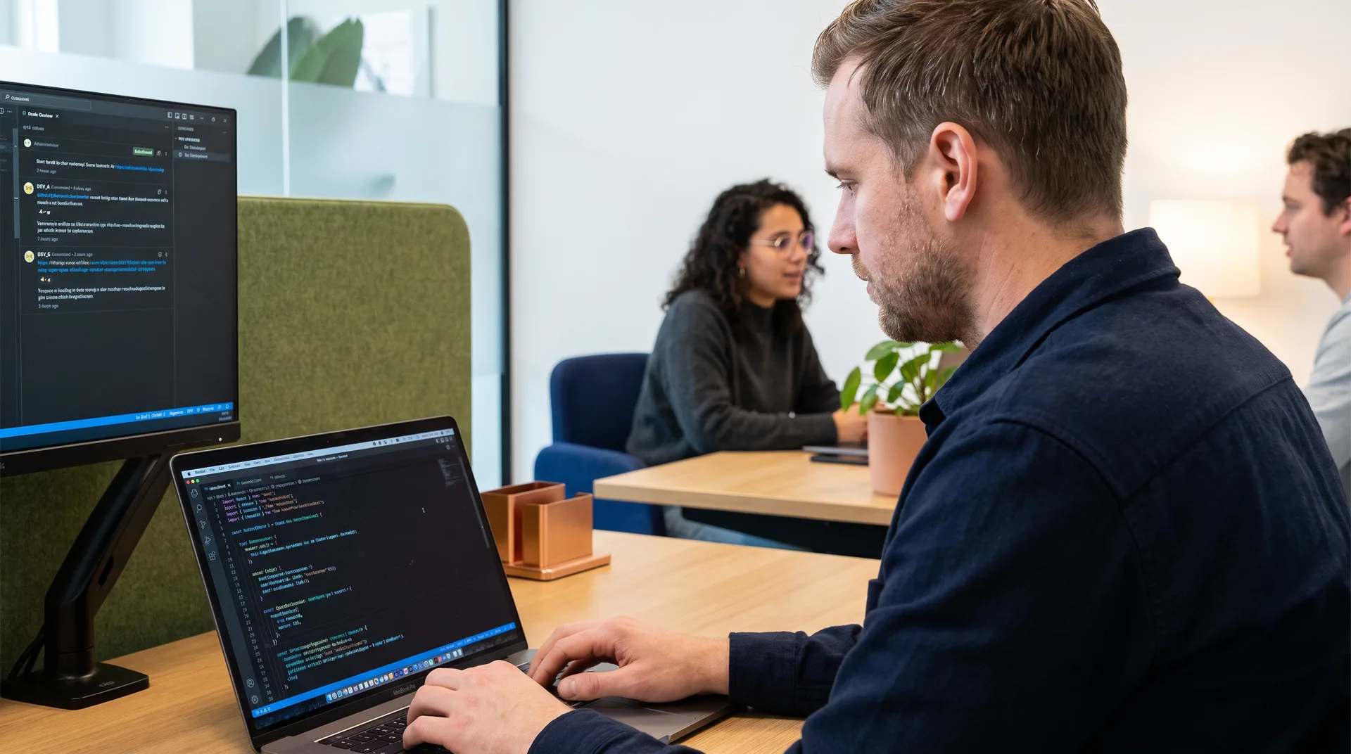 Close-up van een backend-developer die foutafhandeling en logging in een koppeling programmeert
