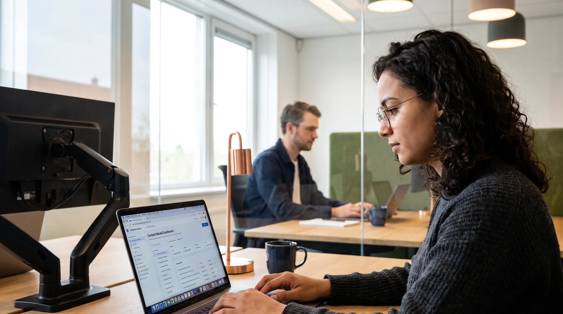 Developer bouwt aan de eerste versie van een product op een laptop met code en browservenster