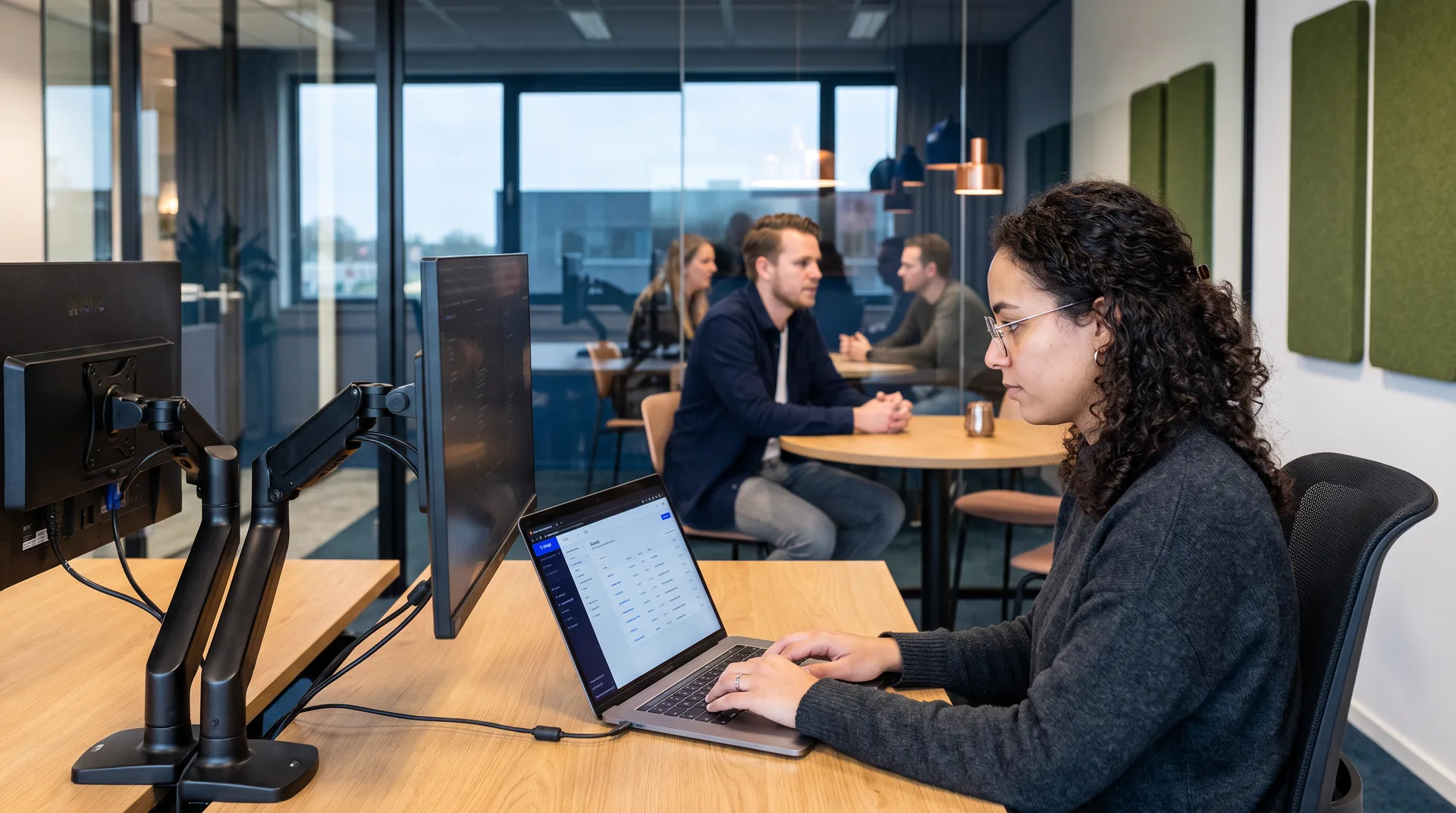 Developer werkt aan een webapplicatie op een ultrawide monitor in het Webkompanen-kantoor