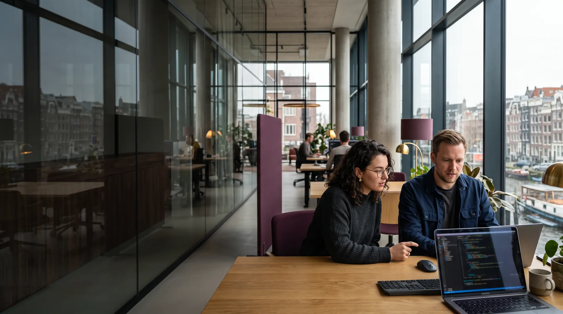 Gang met werkplekken in het kantoor van Webkompanen in Eersel