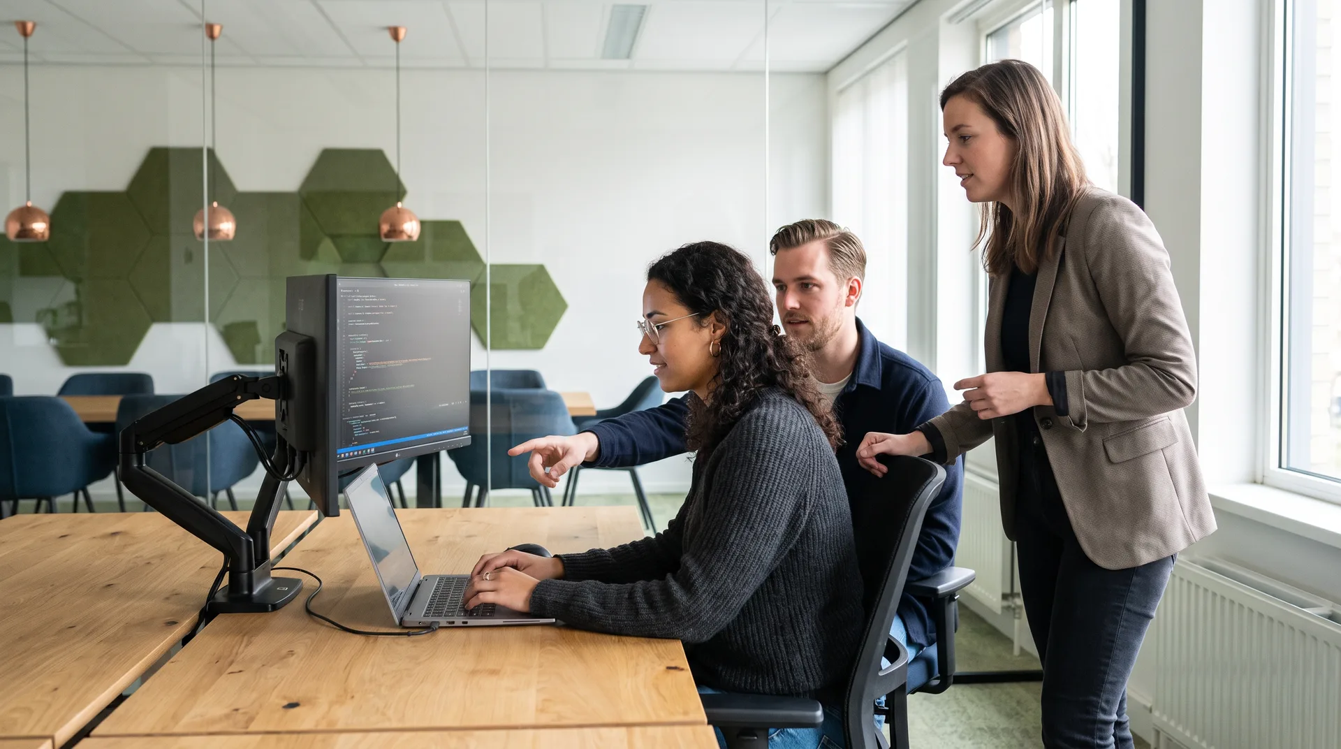 Designer en developer bespreken de schermen van een AI-zoekfunctie met bronvermelding